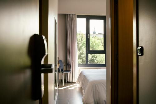 Schlafzimmer mit einem Bett und einem Fenster in der Unterkunft Olarain in San Sebastián