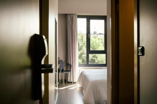 1 dormitorio con cama y ventana en Olarain, en San Sebastián