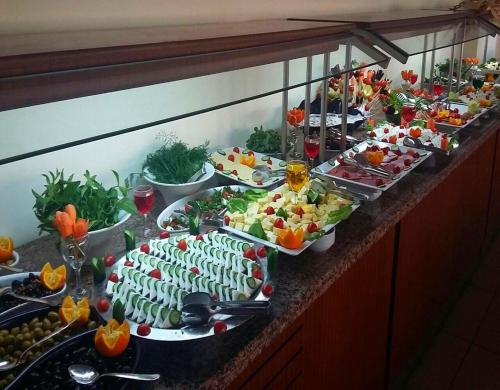 een buffet met veel gerechten op tafel bij Grand Nar Hotel ADULT ONLY - All Inclusive in Kemer