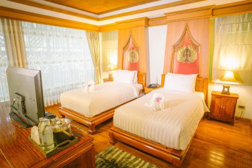 เตียงในห้องที่ RK Riverside Resort & Spa (Reon Kruewal)