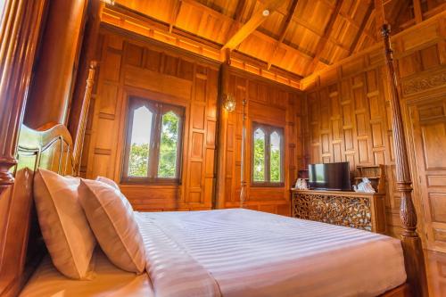 เตียงในห้องที่ RK Riverside Resort & Spa (Reon Kruewal)