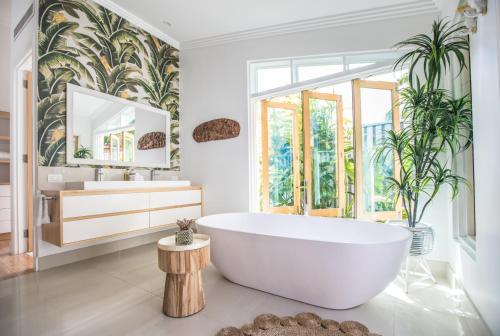 Ванна кімната в Pineapple Petes Beach House