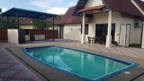 une piscine devant une maison dans l'établissement Lot 1281, Villa D'Amour, à Malacca