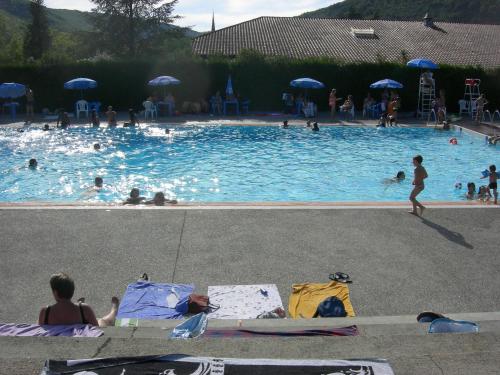 un groupe de personnes dans une piscine dans l'établissement 7 Rue Droite, à Saint-Antonin