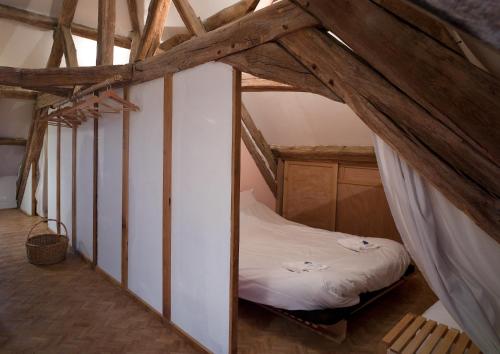 um quarto com uma cama no sótão em Le Cep en Sancerrois em Sancerre