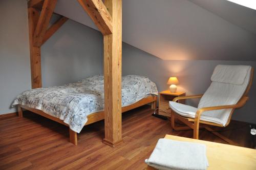 Ένα ή περισσότερα κρεβάτια σε δωμάτιο στο Modrzewiowe Wzgorze