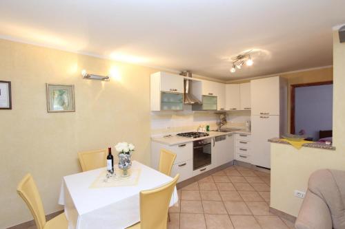 Kuchyň nebo kuchyňský kout v ubytování Apartments Pataj