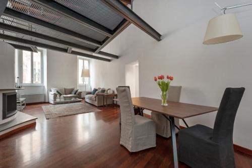 Antique-Modern Flat by Navona Square