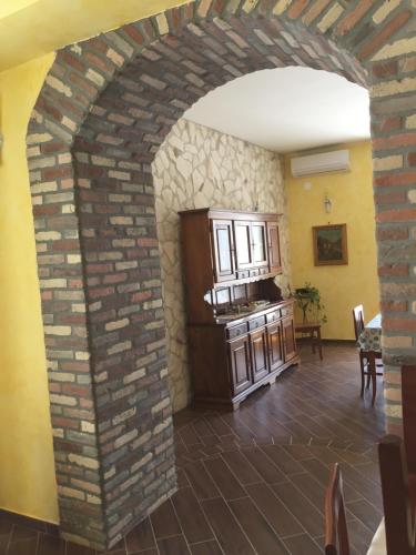 an archway in a room with a counter and a kitchen at San Michele in Foglianise