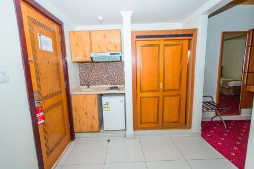 Kuchyň nebo kuchyňský kout v ubytování Amjad Al Deafah Hotel
