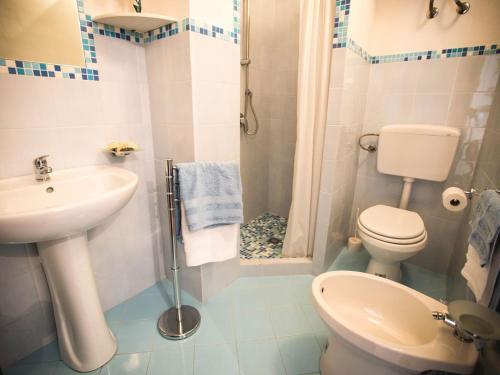 a bathroom with a sink and a toilet and a shower at Appartamento gli archi a 100 metri dalla spiaggia in Castellammare del Golfo