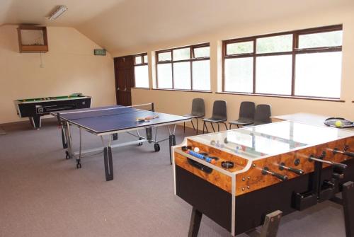 Instalaciones para jugar al ping pong en Killarney Lakeland Cottages o alrededores