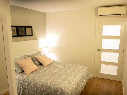 トッサ・デ・マールにあるTossa Unique Moments Apartmentのベッドルーム1室(枕2つ付)