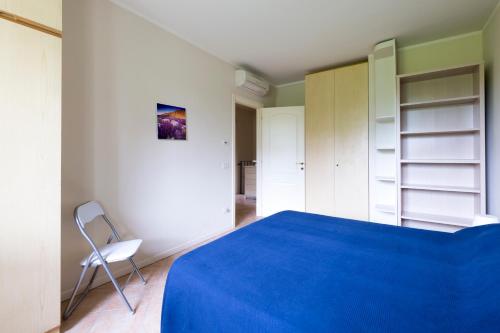 シルミオーネにあるVilletta Nico Sirmioneのベッドルーム(青いベッド1台、椅子付)