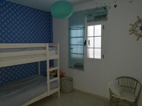 1 dormitorio con 2 literas y ventana en Apartment Luz De Faro, en Playa Honda