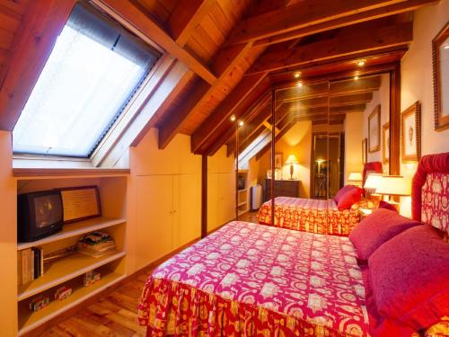 ein großes Schlafzimmer mit 2 Betten und einem Fenster in der Unterkunft Apartament Araneu in Vielha e Mijaran