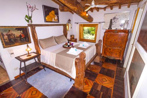 einen Blick über ein Schlafzimmer mit einem Bett und einem Tisch in der Unterkunft I Ruderi, Ville di Charme in Capalbio