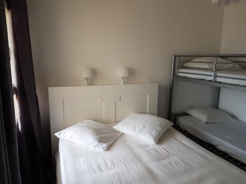 duas camas num quarto com duas almofadas em Les Cyclades em Le Lavandou
