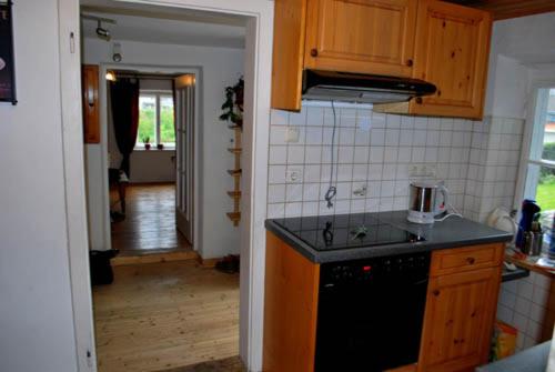 een keuken met een wastafel en een fornuis top oven bij Salzachblick in Oberndorf bei Salzburg