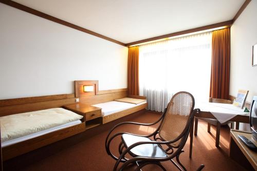 Ein Bett oder Betten in einem Zimmer der Unterkunft Hotel Post Karlon