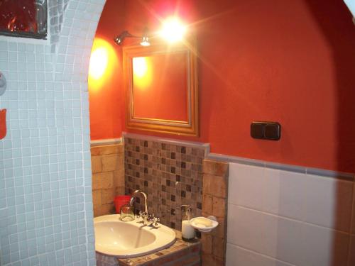 bagno con lavandino e specchio di El Rincon de Pepa a La Zubia