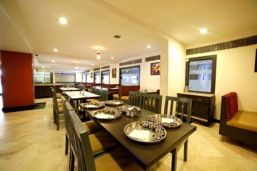Un restaurante o sitio para comer en Click Hotel Yuvraj