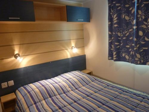 Кровать или кровати в номере Camping Notre Dame