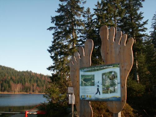 a sign with two hands on it next to a lake at Gästehaus Familie Grudl in Bärnkopf
