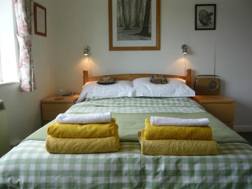 Bramfield的住宿－The Kings' House，一间卧室配有一张大床和两个枕头