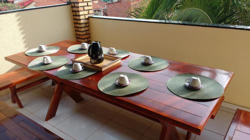 a wooden table with hats and pitchers on it at Pousada Brisa de Flecheiras in Flecheiras