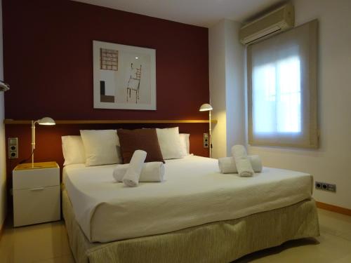 um quarto com uma grande cama branca e uma janela em Fisa Rentals Shopping em Barcelona