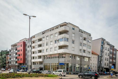 Modern Two-Bedroom Apartment, Free Garage Parking
