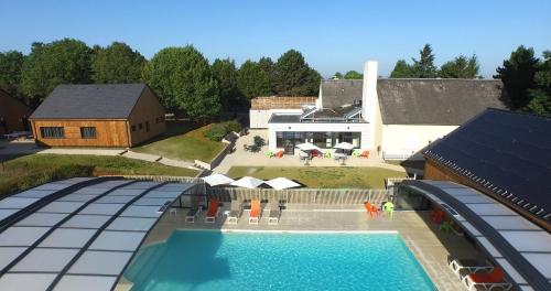 an aerial view of a house with a swimming pool at VVF Amboise Les Châteaux de la Loire in Amboise