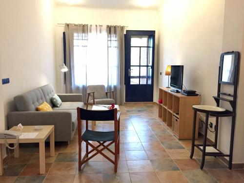 uma sala de estar com um sofá e uma mesa em Apartament Can Callis em Castelló d'Empúries