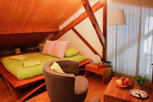 Moulin d'entre les roches في Puivert: غرفة نوم بسرير وكرسي وطاولة