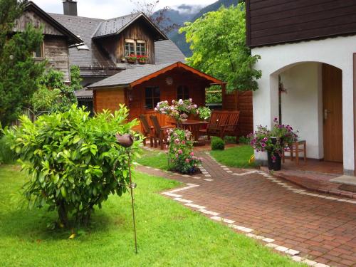 a backyard of a house with a table and chairs at Apartment Silvia Cijan in Hallstatt