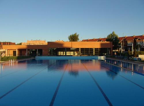 una gran piscina frente a un edificio en Apartamento Golf Rioja Alta, en Cirueña