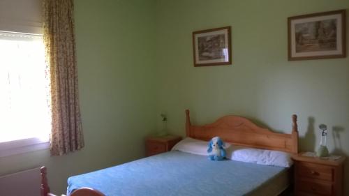 ロザスにあるAppartement A Mas Olivaのベッドルーム(ベッド1台、動物の詰め物付)