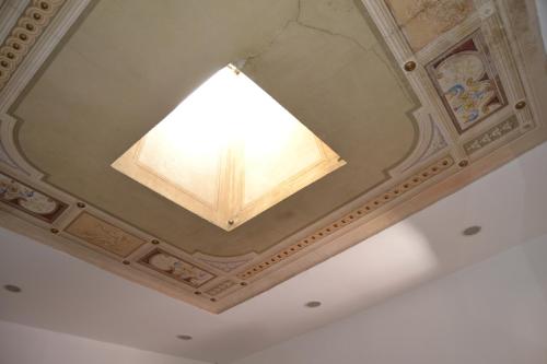 una luz en el techo de un edificio en La Casa di Antonella, en Siena