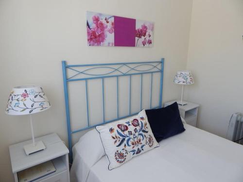 een slaapkamer met een bed met 2 nachtkastjes en 2 lampen bij Casa Mirador los Bancales in Montejaque