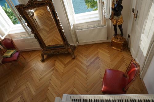 an aerial view of a room with a mirror and chairs at Sarah's Altstadt Oase Salzburg in Salzburg