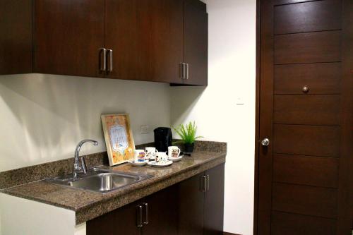 A kitchen or kitchenette at Ortigas Budget Hotel - Kapitolyo
