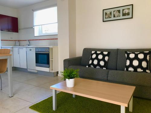 een woonkamer met een bank en een tafel bij Apartments Lucija in Portorož