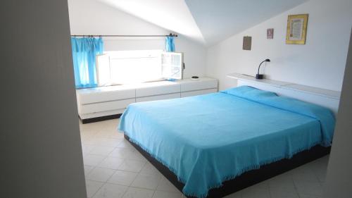 TresnuraghesにあるApartment Sea View Alabeのベッドルーム(青いベッド1台、窓付)