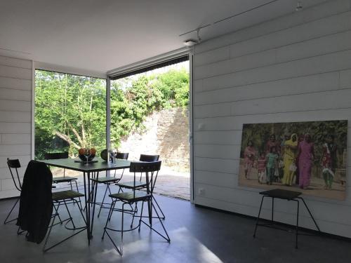 comedor con mesa y algunas sillas en Le studio Florent en Lannion