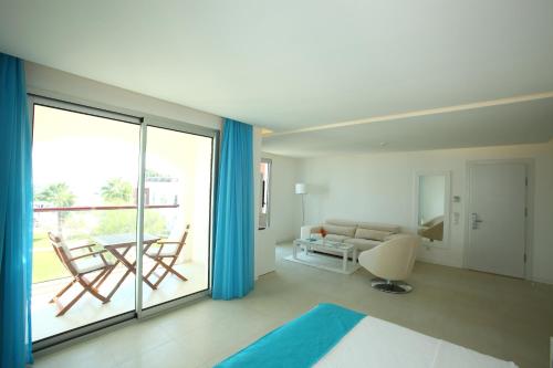 Un lugar para sentarse en Costa Luvi Hotel Bodrum - All Inclusive