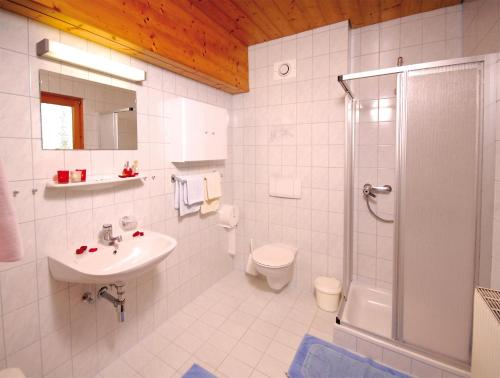 a bathroom with a sink toilet and a shower at Stubacher Hof in Uttendorf