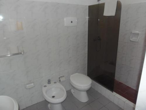 a bathroom with a toilet and a shower at Hotel Central in Durazno