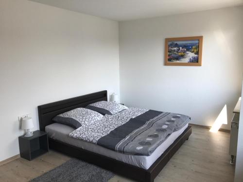 מיטה או מיטות בחדר ב-Exklusive Wohnung mit Dachterrasse in Schleußig