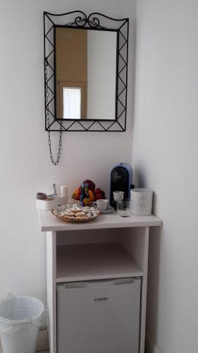 a table with a mirror and a plate on it at Sa Ramadura in Pula
